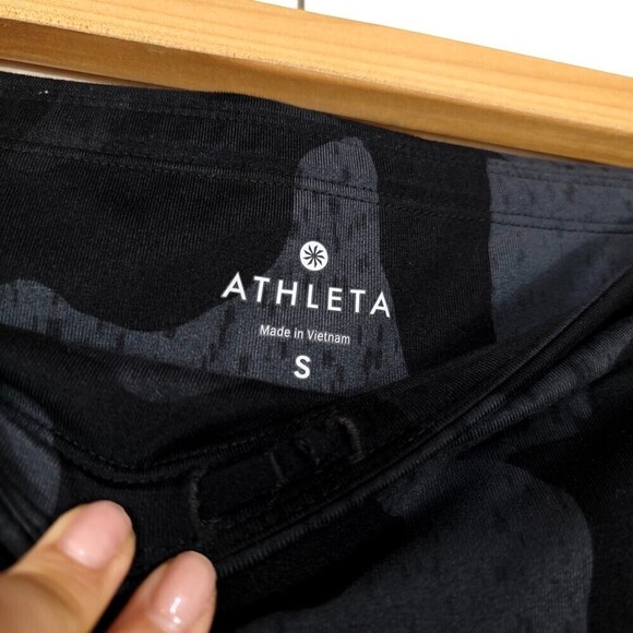 ATHELTA Shadow Camo Relay 2.0 Capri Tight Leggings Black and Grey Womens Small - Picture 10 of 10